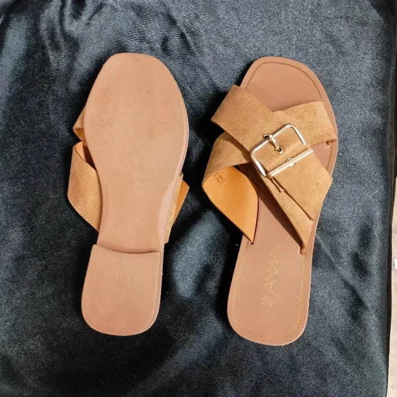 Open toe flat sandal with buckle size 6 and 1/2 - Picture 3 of 8